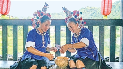     程陽橋上，侗族婦女在展示制作侗族刺繡產(chǎn)品。繡品圖案精美、色彩艷麗，成為當(dāng)?shù)靥厣a(chǎn)業(yè)。